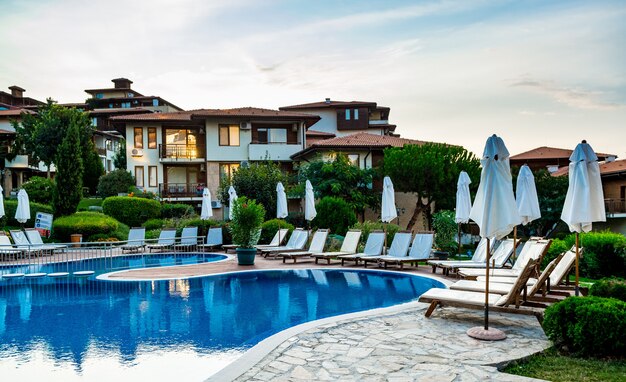 Foto piscina sul mare, mattina al mare