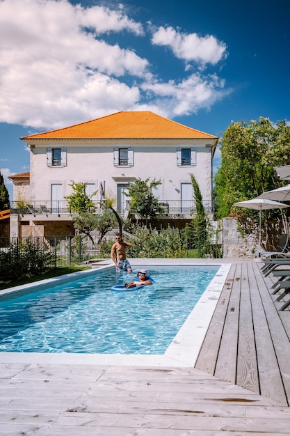 Foto piscina vicino agli alberi contro il cielo