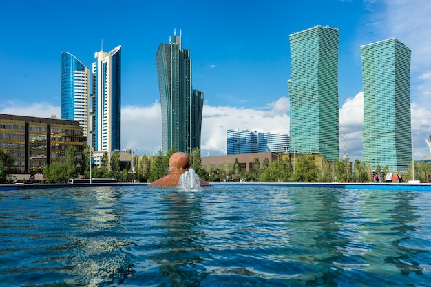 Foto piscina in città contro il cielo