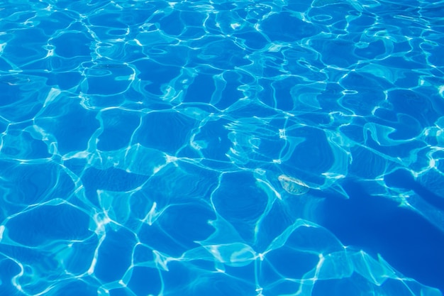 푸른 물이 있는 복합 단지의 수영장