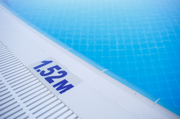 Photo swimming pool depth warning sign 1.52m for adults indicated on the side