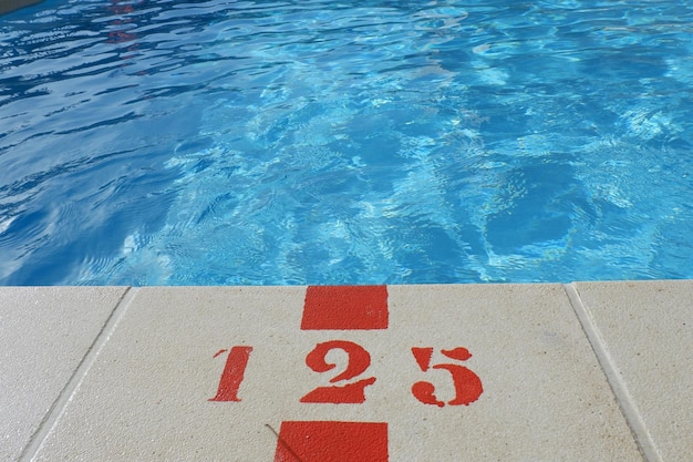 Photo swimming pool edge with depth mark 125