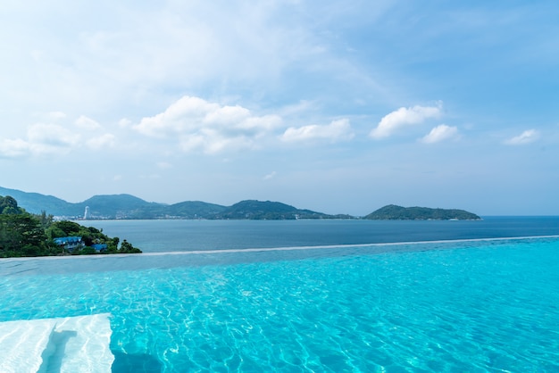 Piscina in hotel e resort con cielo e mare