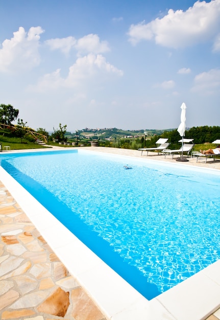 Piscina di una beauty farm italiana nel mezzo dei vigneti, monferrato, piemonte.