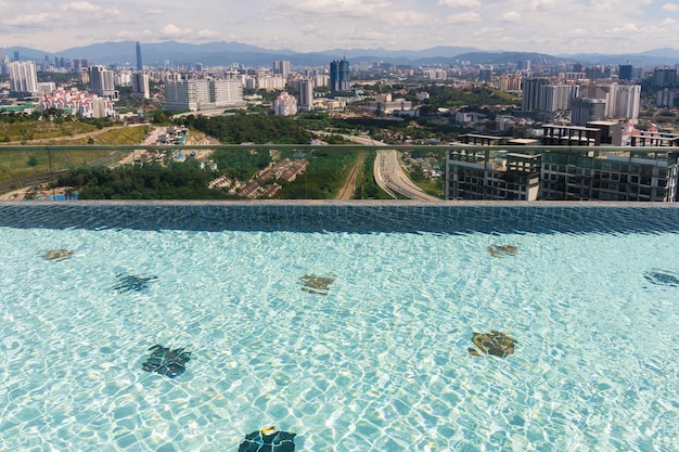 아름다운 도시 전망 쿠알라 룸푸르 말레이시아와 옥상에 수영장