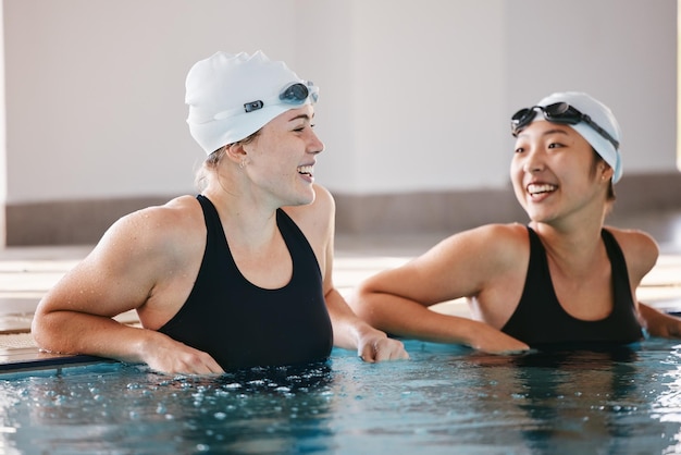 写真 スイミングプールスポーツと水中で笑う女性、運動後のジョークと面白いコメディ、水泳選手の幸福と友人や女の子の会話、トレーニング後の笑いとユーモアのあるコミックディスカッション