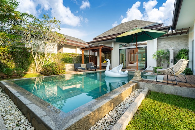 Foto piscina in villa con giardino tropicale