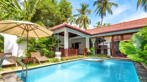 熱帯のホテルや家のプール素敵な中庭のパノラマの景色