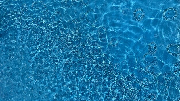 Foto acqua di piscina al sole