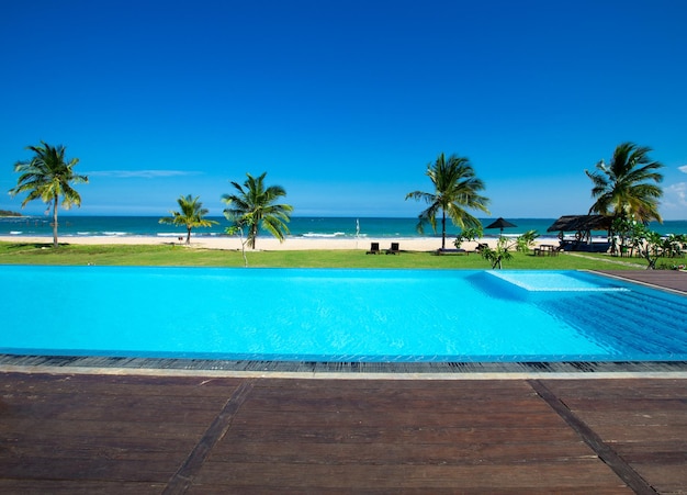 Photo swimming pool with hotel.