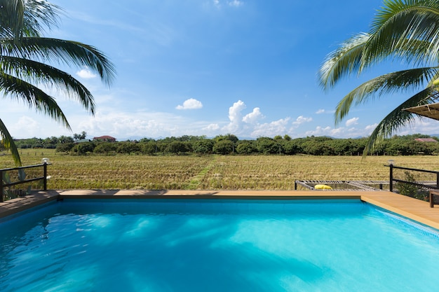 Piscina con sfondo di natura