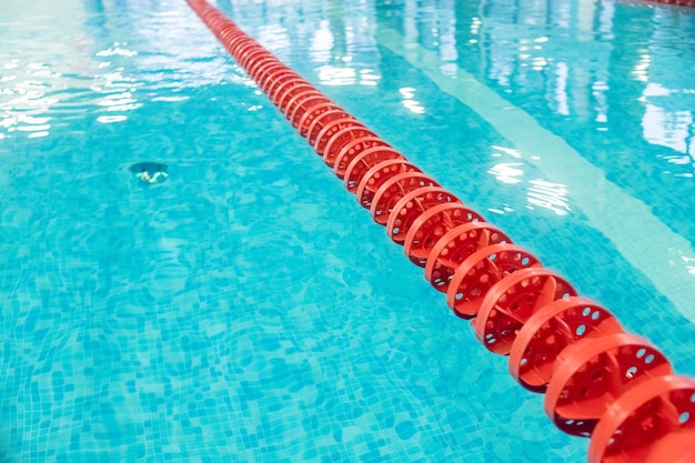 레이싱 레인이있는 수영장. 표시된 빨간색과 흰색 레인이있는 수영장