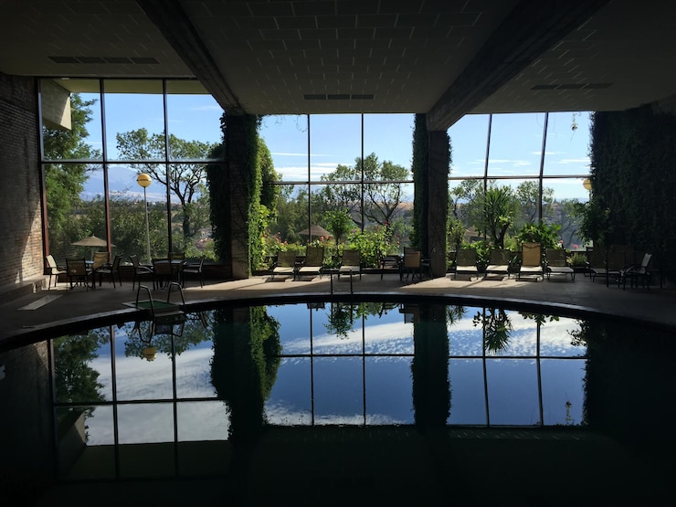 Photo swimming pool with reflection in tourist resort
