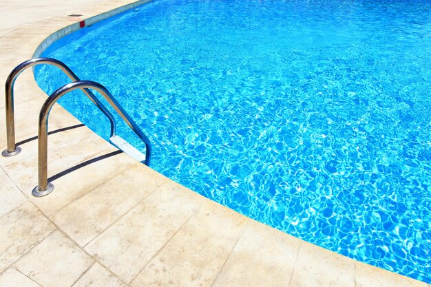 Foto piscina con scala in hotel da vicino