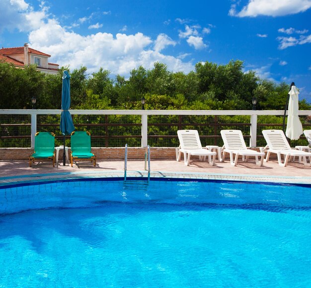 Foto piscina con scala dell'hotel grecia