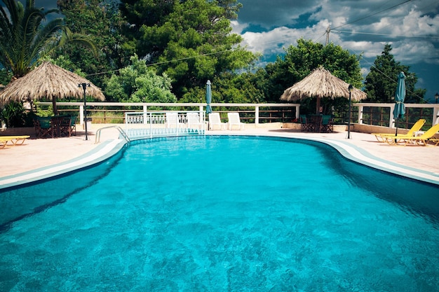 Foto piscina con scala in albergo