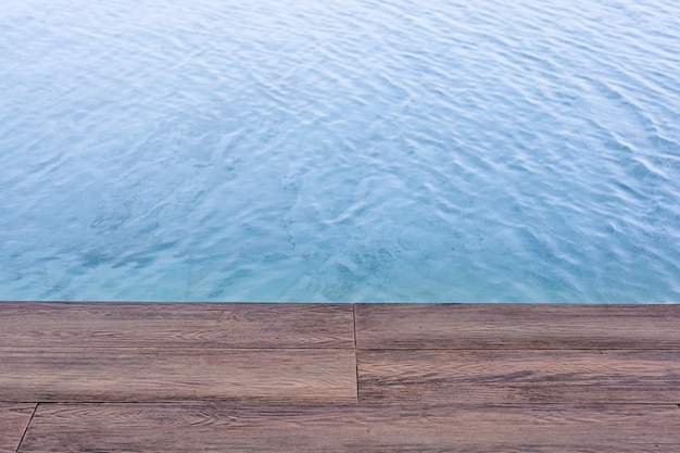 Foto piscina con pavimenti in legno.