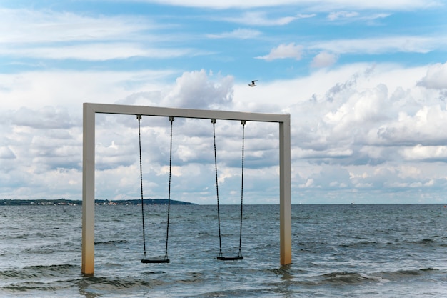 Foto altalena sulla bellissima riva del mare e spiaggia, svezia, helsingborg