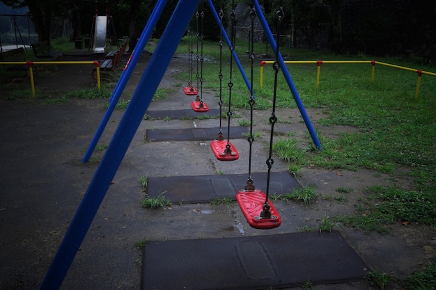 写真 公園で吊るされたスイング