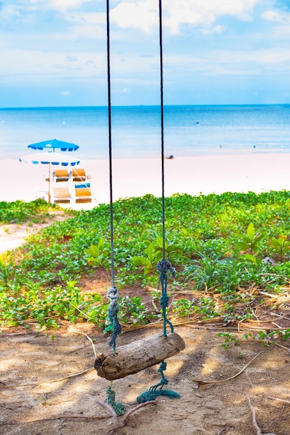 Качели на песчаном солнечном пляже на берегу тропического острова Отдых и релакс на отдыхе