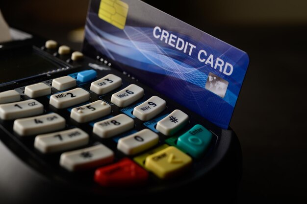 Используйте кредитные карты в магазинах для оплаты товаров и услуг