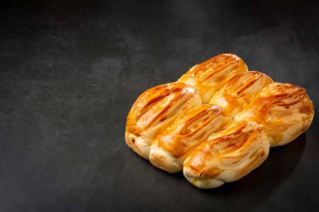 テーブルの上のスイスのパン