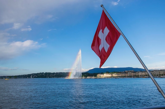 Bandiera svizzera e getto d'acqua nel centro di ginevra