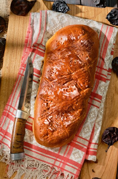 スイスの洋ナシパン-Birnbrot。乾燥した梨、ナッツ、果物で満たされた地元の焼き菓子。焼きたての梨パンの上面図。