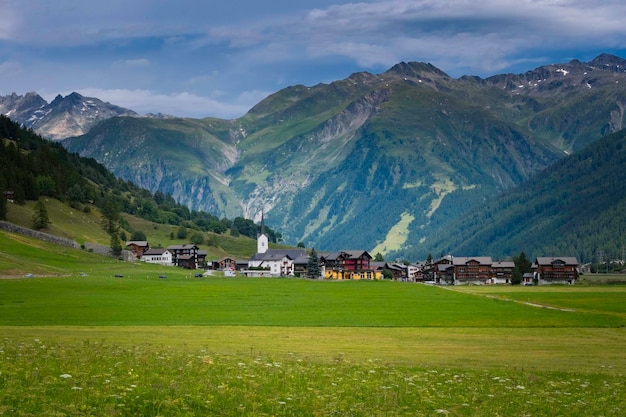 アルプスのスイスの村スイスヨーロッパ日光のない暗い風景