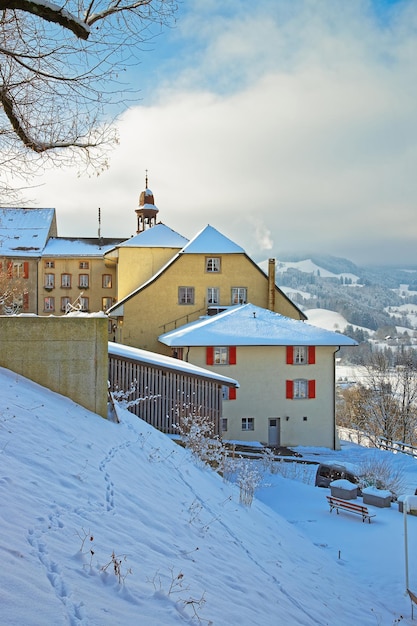 Швейцарская деревня Грюйер, важное туристическое место в верхней долине реки Саане, дало название известному сыру Грюйер.