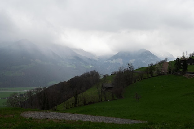 霧の山のあるスイスの風景