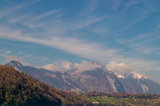 スイスの素晴らしい春の風景