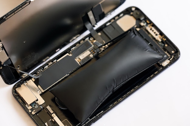 Swollen smartphone battery Damaged smartphone battery