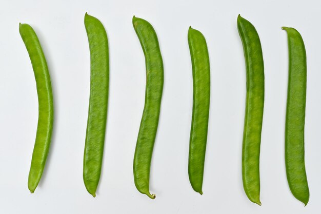 Foto fagioli spada con verdure fresche su sfondo bianco