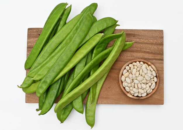 Foto fagioli spada con verdure fresche su sfondo bianco