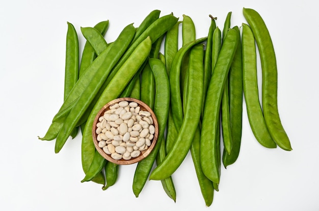 Foto fagioli spada con verdure fresche su sfondo bianco