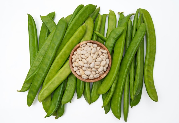 Foto fagioli spada con verdure fresche su sfondo bianco