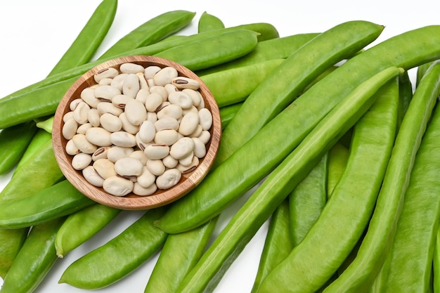Photo sword beans with fresh vegetables on white background