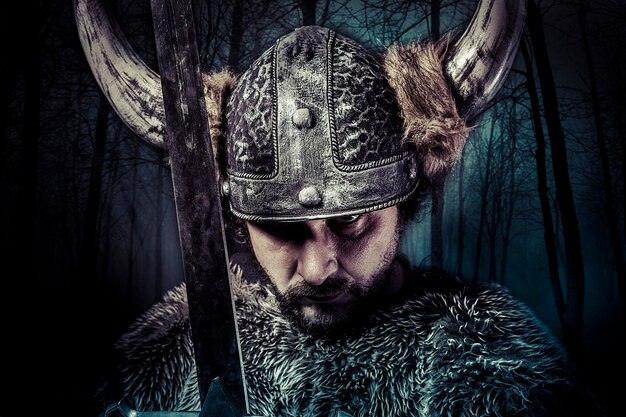 Меч, воин викингов в шлеме на винтажном текстурированном фоне