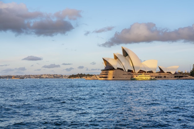 Фото Сидней, австралия, 27 июля 2019 г. сиднейский оперный театр - многофункциональный центр исполнительских искусств в сиднее, расположенный на берегу сиднейской гавани.