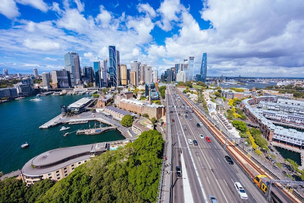 Сидней, Австралия, 4 марта 2023 г. Центральный центр города Сиднея и окружающая гавань, включая Circular Quay и The Rocks, в ясный осенний день в Сиднее, Австралия