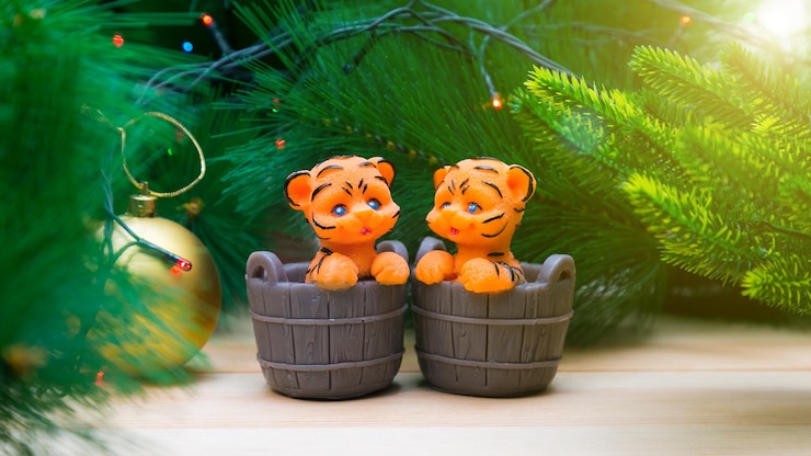 Photo symbol of 2022 against the background of the branches of the christmas tree