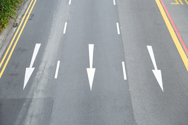 写真 道路上のシンボルの矢印。