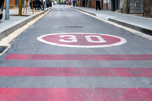 Foto simbolo non guidare più di trenta chilometri all'ora su strada