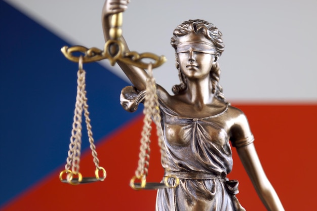 Символ права и справедливости с флагом Чешской Республики
