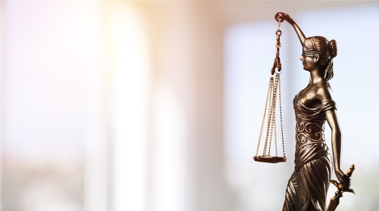 Photo symbol of law, themis in modern hall. justice and law in business. legal system.            - image