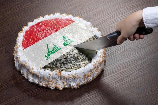 전쟁과 분리주의의 상징인 이라크 국기 그림이 있는 케이크가 산산조각이 났다