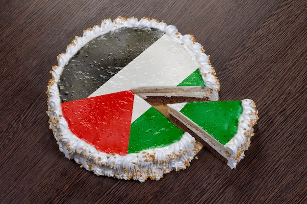 전쟁과 분리주의의 상징인 팔레스타인 국기 그림이 있는 케이크가 조각조각 부서진다