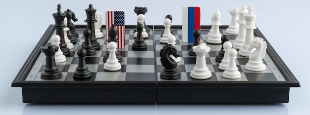 Symbolenvlag van Rusland en de Verenigde Staten op het schaakbord Het concept van politiek spel