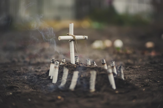 Symbolisch graf van tabak en een kruis van sigaretten